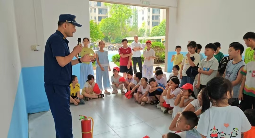 图为消防员讲解相关消防知识