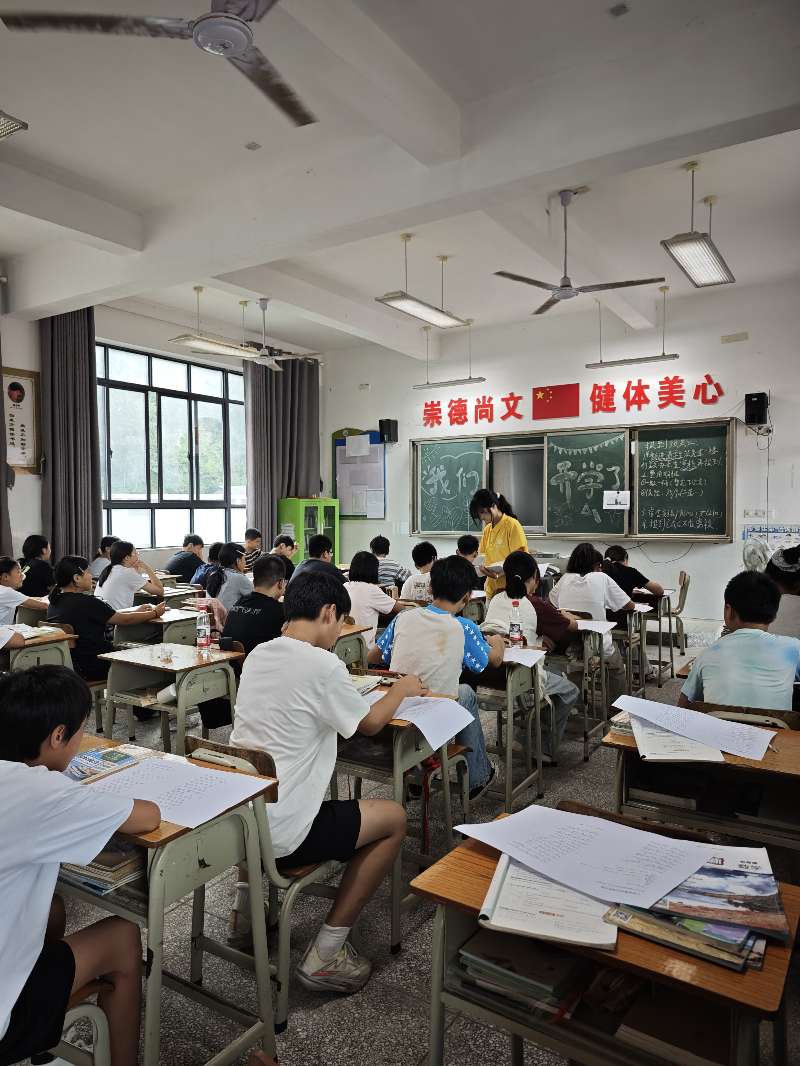 图2 知行队队员正在发放问卷