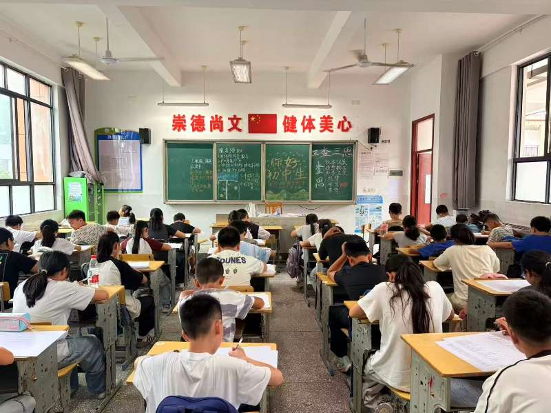 图3 正在填写问卷的学生们